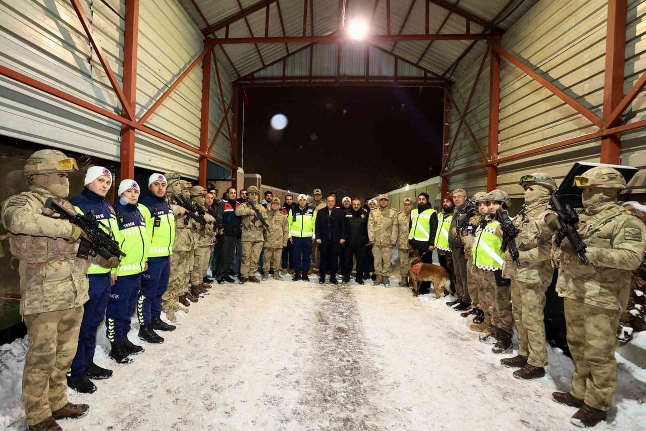 BİNGÖL  VALİSİ DR. AHMET HAMDİ USTA, VATANDAŞLARIN YENİ YILA HUZUR VE GÜVEN  İÇERİNDE GİREBİLMESİ...