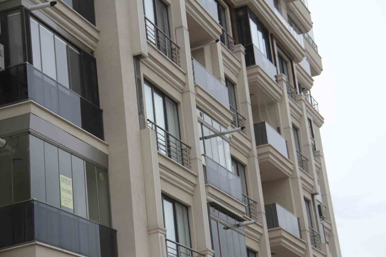 BİR BİNANIN DIŞ CEPHE YALITIMINA AİT SÜS MALZEMELERİNİN YERİNDEN KOPARAK DÜŞME RİSKİ OLUŞTURDUĞU...