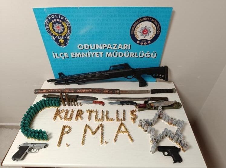 BİSİKLETLE ÇARPTIĞI VATANDAŞI TEHDİT EDEN ŞAHSIN İŞ YERİNDEN CEPHANELİK ÇIKTI