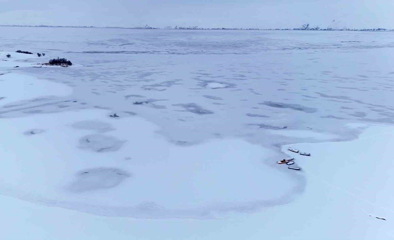 BİTLİS'İN AHLAT İLÇESİNDEKİ NAZİK GÖLÜ ŞİDDETLİ SOĞUKLAR NEDENİYLE TAMAMEN DONDU.