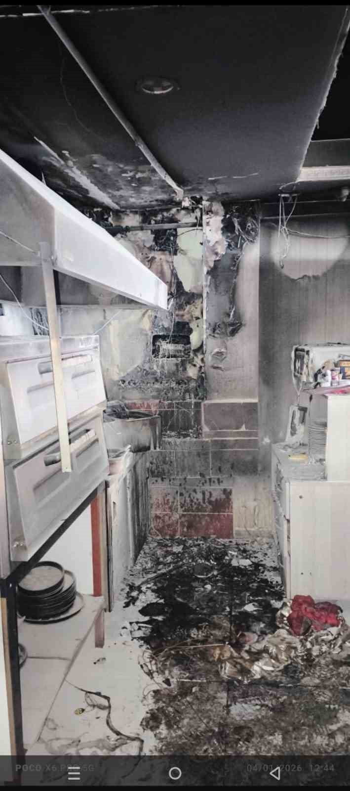 BİTLİS'İN GÜROYMAK İLÇESİNDEKİ BİR İŞ YERİNDE ÇIKAN YANGIN MADDİ HASARA NEDEN OLDU.