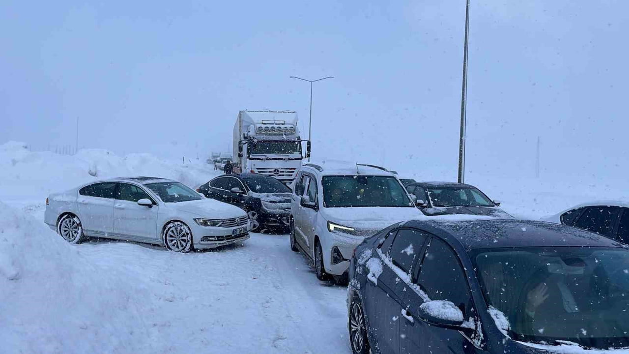 BİTLİS'İN TATVAN İLÇESİNDEKİ RAHVA BÖLGESİNDE ETKİLİ OLAN KAR YAĞIŞI VE BUZLANMA KAZALARI DA...