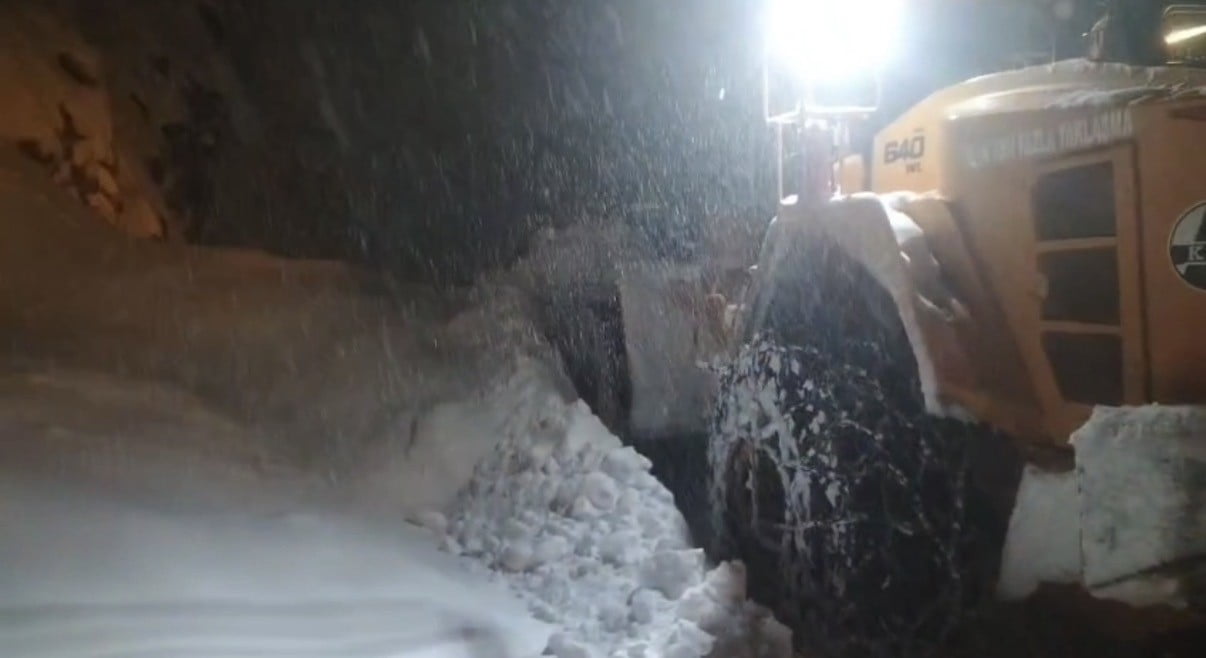 BİTLİS–HİZAN KARAYOLUNDA ÇIĞ: ULAŞIM KONTROLLÜ OLARAK SAĞLANIYOR