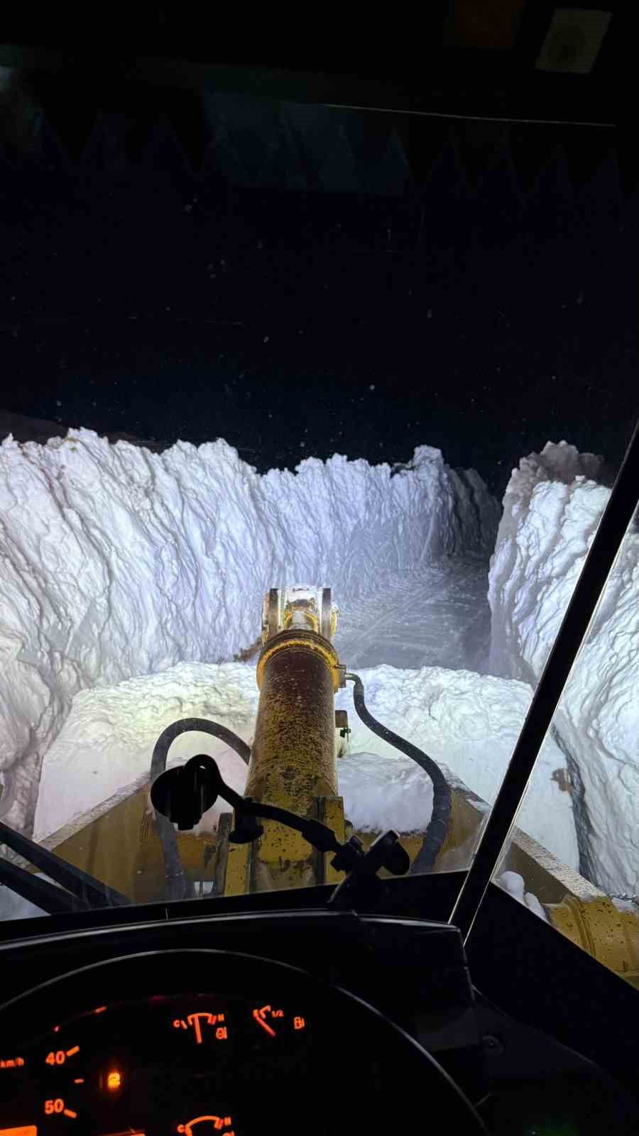 BİTLİS İL ÖZEL İDARESİ EKİPLERİ, İL GENELİNDE ETKİLİ OLAN KIŞ ŞARTLARINA RAĞMEN ULAŞIMIN...