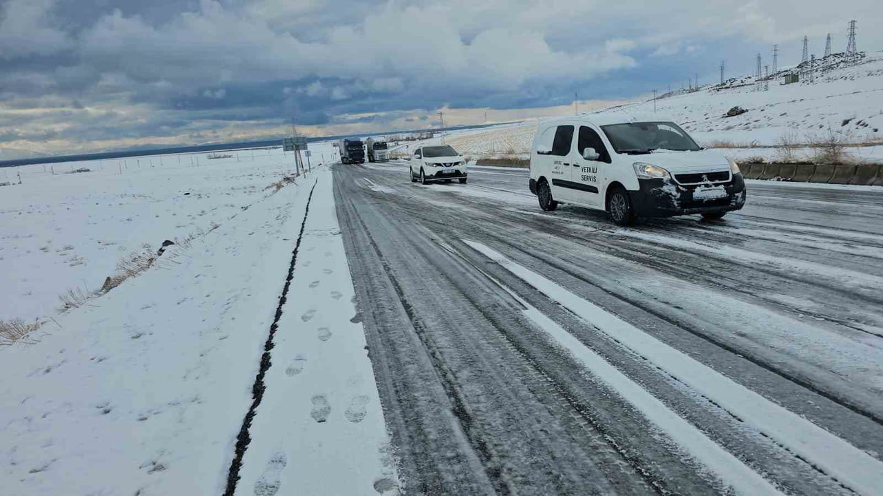 BİTLİS’İN ADİLCEVAZ İLÇESİNDE ETKİLİ OLAN YOĞUN KAR YAĞIŞI VE BUZLANMADAN DOLAYI ONLARCA ARAÇ...