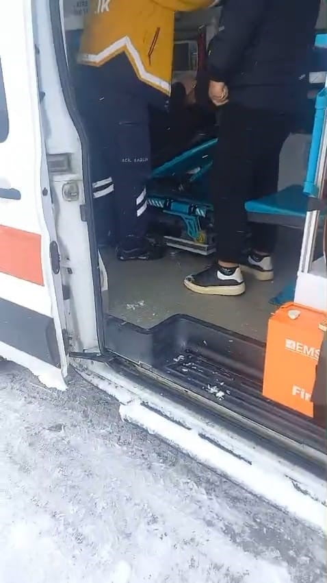 BİTLİS’İN ADİLCEVAZ İLÇESİNDE RAHATSIZLANAN BİR VATANDAŞ, YOĞUN KAR YAĞIŞI NEDENİYLE AMBULANSIN...