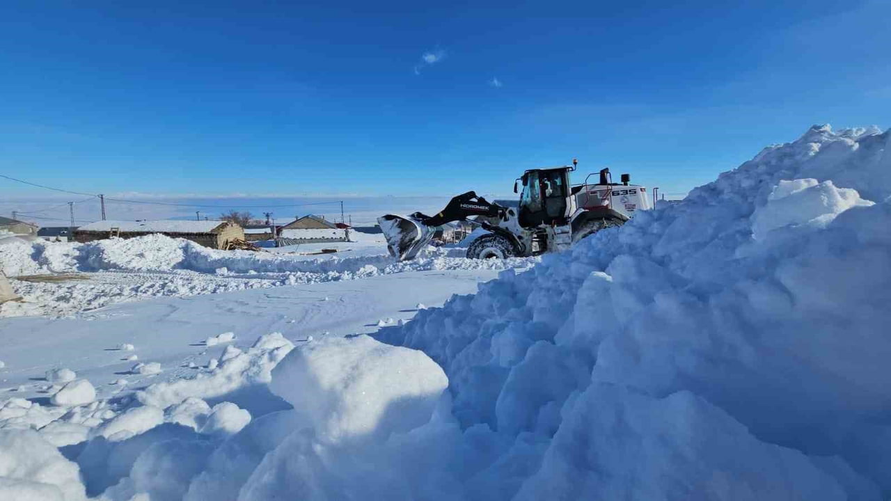 BİTLİS’İN ADİLCEVAZ İLÇESİNE BAĞLI SÜPHAN DAĞI ETEĞİNDEKİ AYDINLAR BELDESİNDE YÜRÜTÜLEN KARLA...