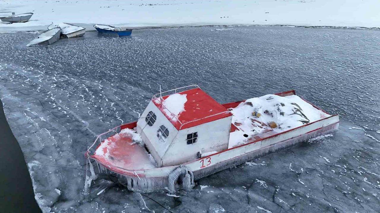 BİTLİS’İN AHLAT İLÇESİNDE ETKİLİ OLAN DONDURUCU SOĞUKLAR, NAZİK GÖLÜ’NÜN YÜZEYİNİN KISMEN...