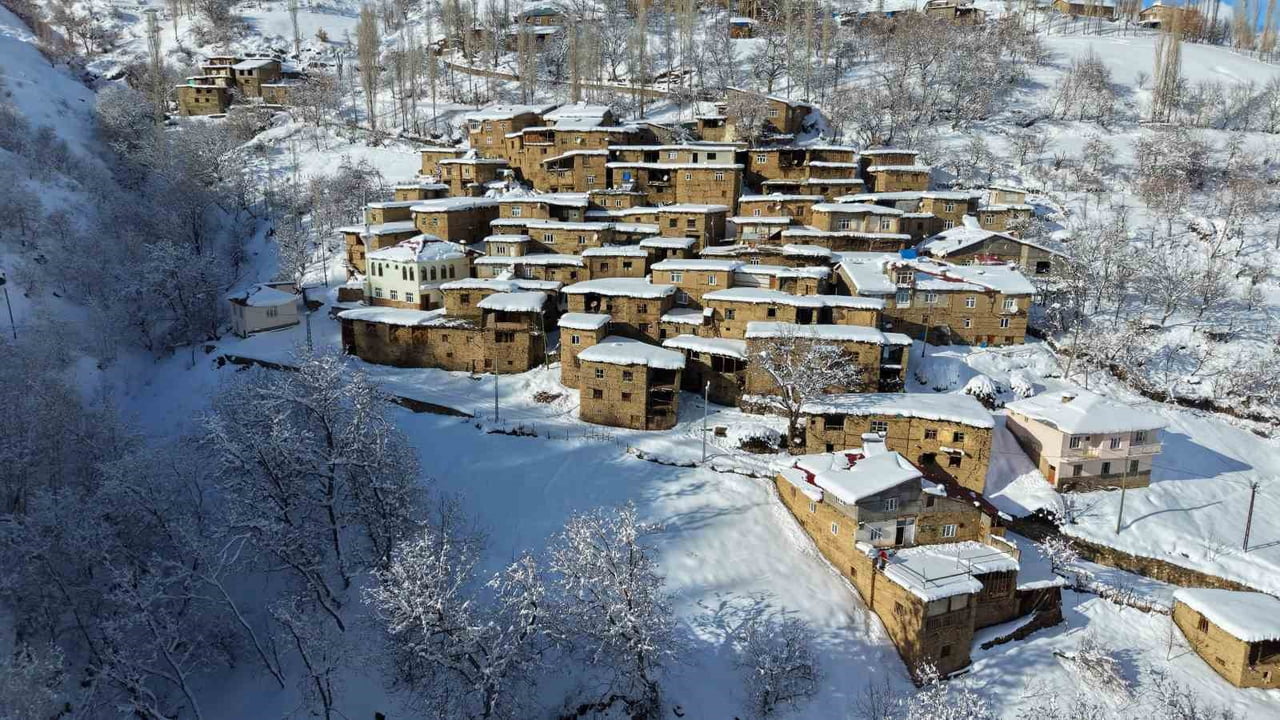 BİTLİS’İN HİZAN İLÇESİNDEKİ TAŞ EVLERDEN OLUŞAN KÖYLER, KAR YAĞIŞIYLA BİRLİKTE KARTPOSTALLIK...