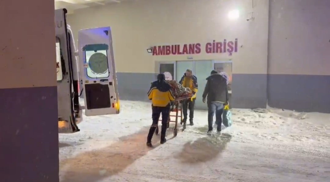 BİTLİS’İN TATVAN İLÇESİNDE BAĞLI KAR NEDENİYLE YOLU KAPANAN EĞRİTAŞ KÖYÜNDE RAHATSIZLANAN 89...