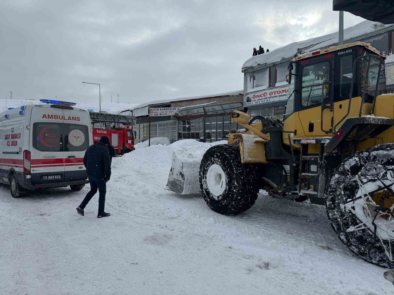 BİTLİS’İN TATVAN İLÇESİNDE KARIN AĞIRLIĞINA DAYANAMAYAN BİR İŞYERİNİN ÇATISININ ÇÖKMESİ SONUCU 1...