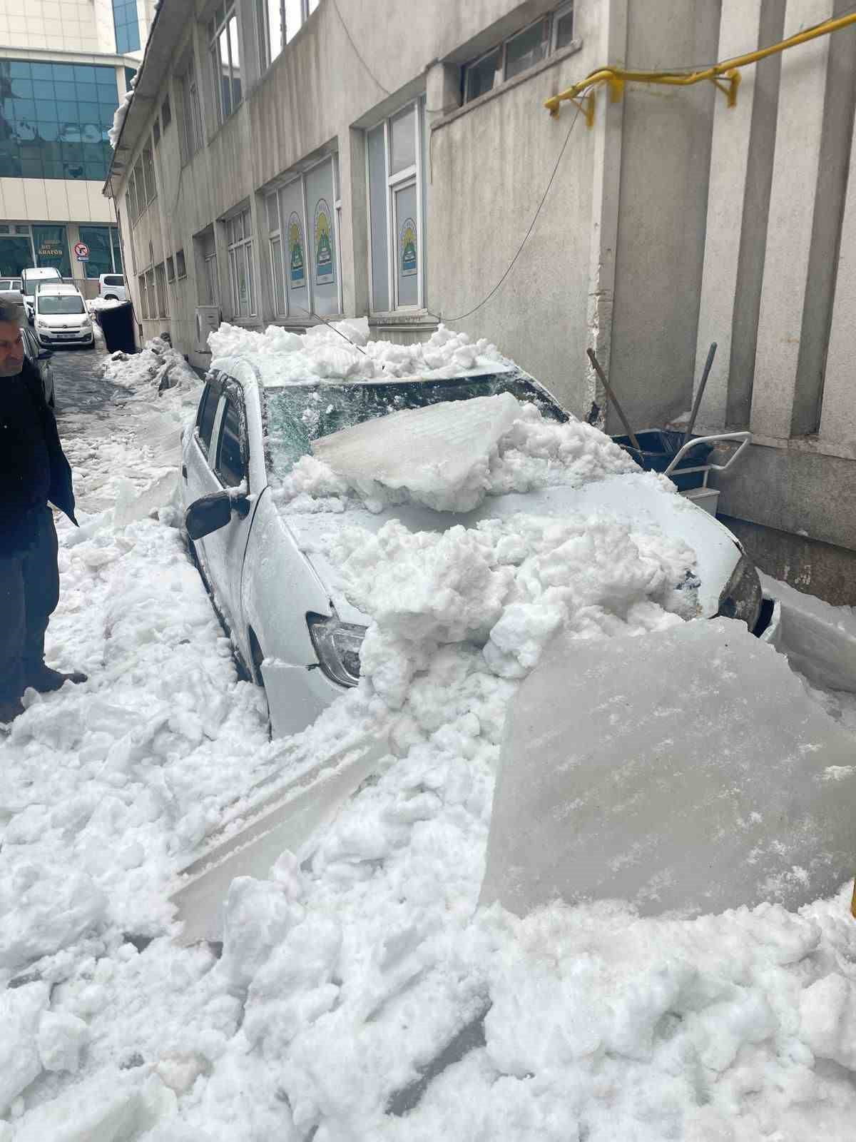 BİTLİS’İN TATVAN İLÇESİNDE TATVAN BELEDİYESİ EK HİZMET BİNASININ ÇATISINDA BİRİKEN KAR...