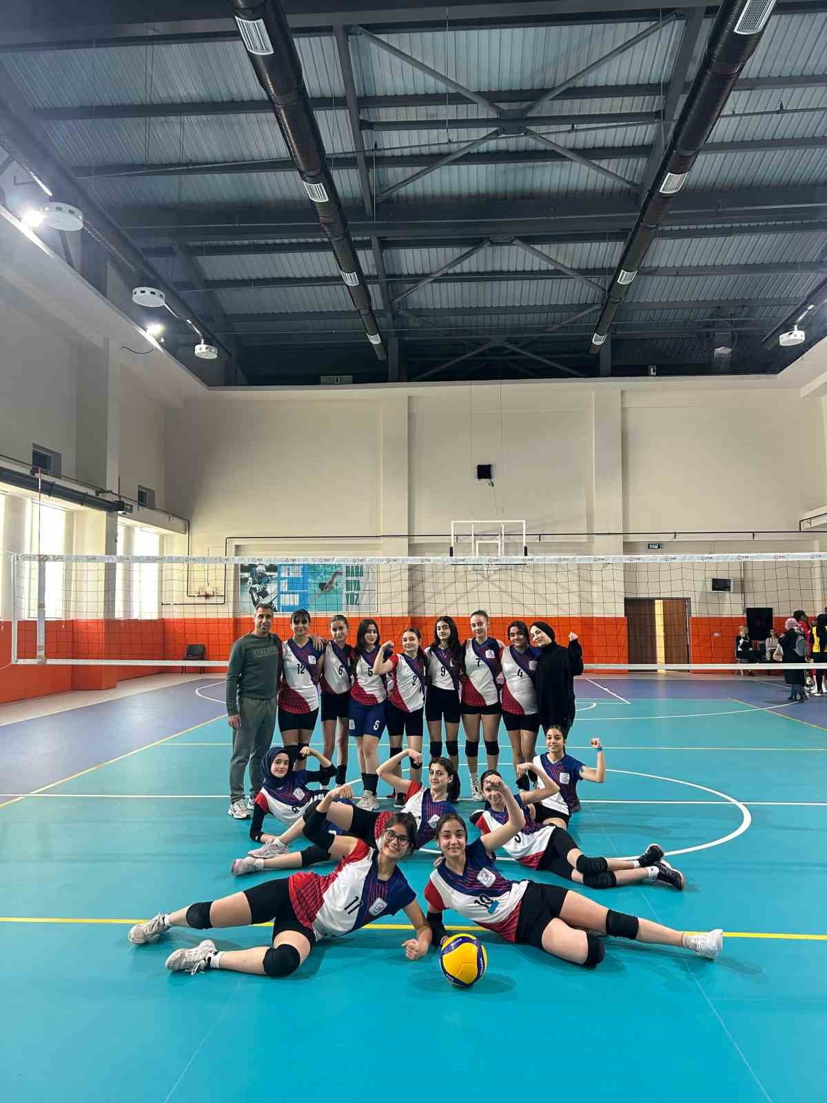 BİTLİS’İN TATVAN SELAHADDİN EYYUBİ ORTAOKULU ÖĞRENCİLERİ, BÖLGE İLLERİNİN KATILIMIYLA DÜZENLENEN...