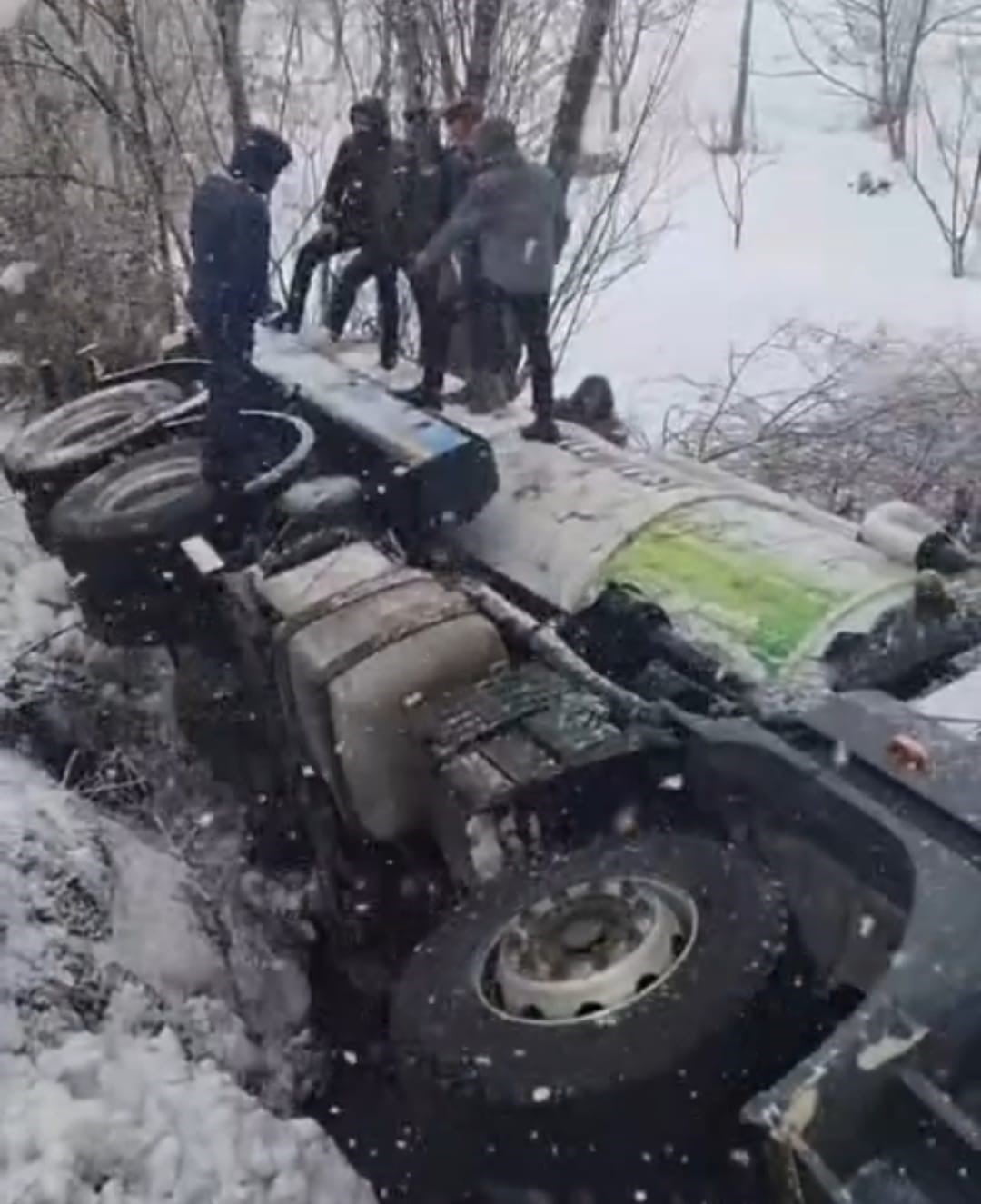 BİTLİS MERKEZE BAĞLI YOLALAN BELDESİ BELEDİYESİ’NE AİT VİDANJÖR KAMYON, GÖREV ESNASINDA ŞARAMPOLE...