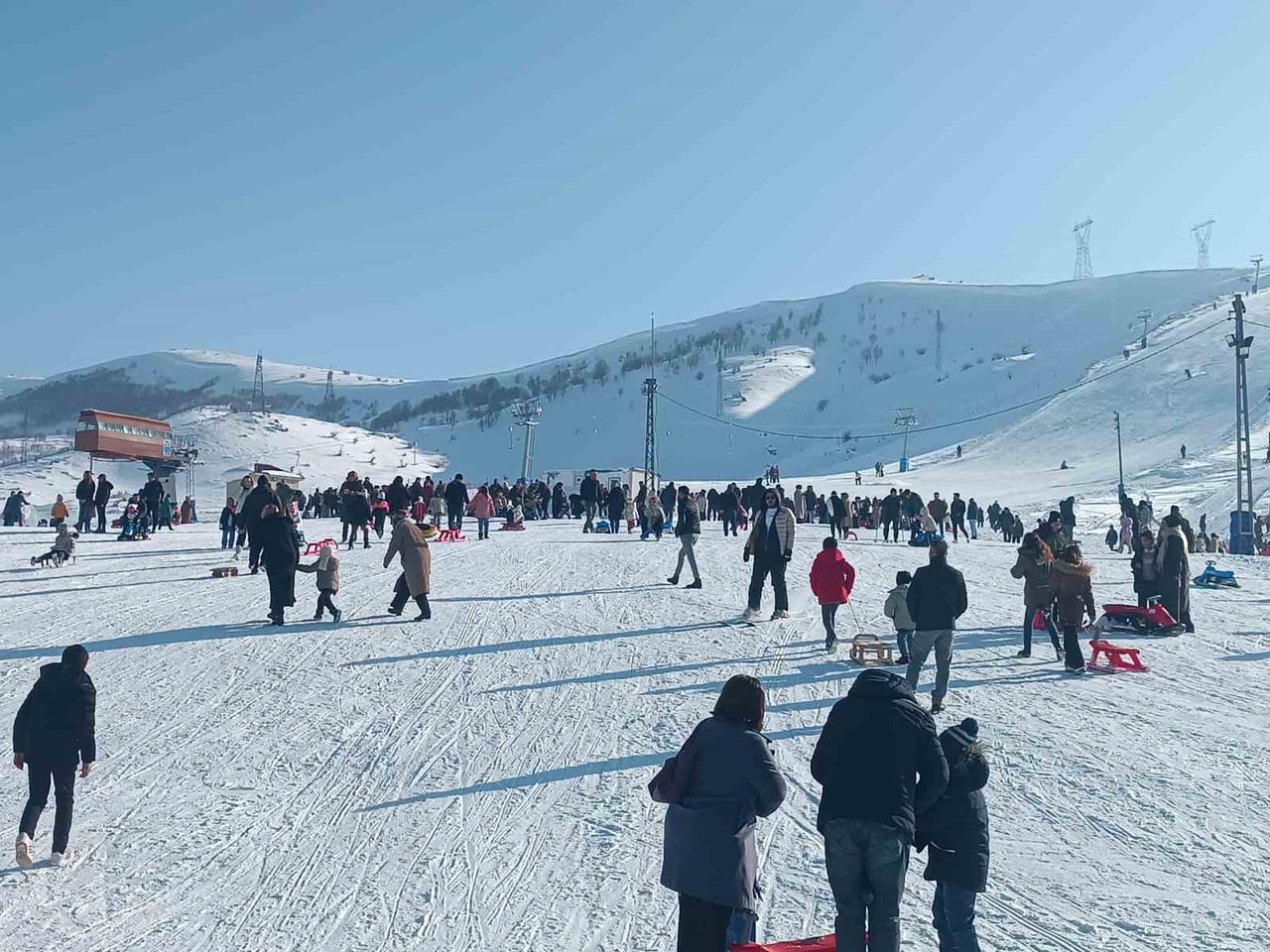 BİTLİS’TE ETKİLİ OLAN KAR YAĞIŞININ ARA VERMESİNİN ARDINDAN, HAFTA SONUNU FIRSAT BİLEN VATANDAŞLAR...