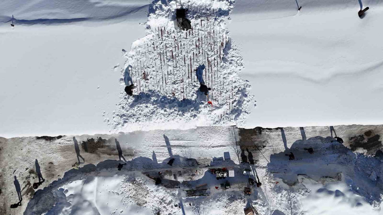 BİTLİS’TE ETKİLİ OLAN YOĞUN KAR YAĞIŞI VE SOĞUK HAVA, ÇATILARDA BİRİKEN KARLARIN TEMİZLENMESİNİ...