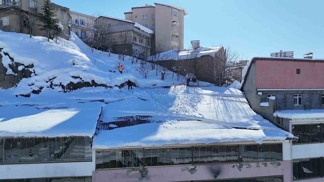 BİTLİS’TE ETKİLİ OLAN YOĞUN KAR YAĞIŞI VE SOĞUK HAVA, ÇATILARDA BİRİKEN KARLARIN TEMİZLENMESİNİ...
