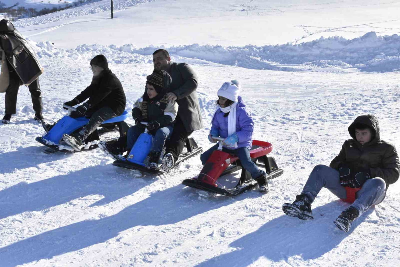 BİTLİS’TE GÜNLERDİR BEKLENEN KAR YAĞIŞININ ETKİSİNİ GÖSTERMESİYLE BİRLİKTE VATANDAŞLAR SOLUĞU...