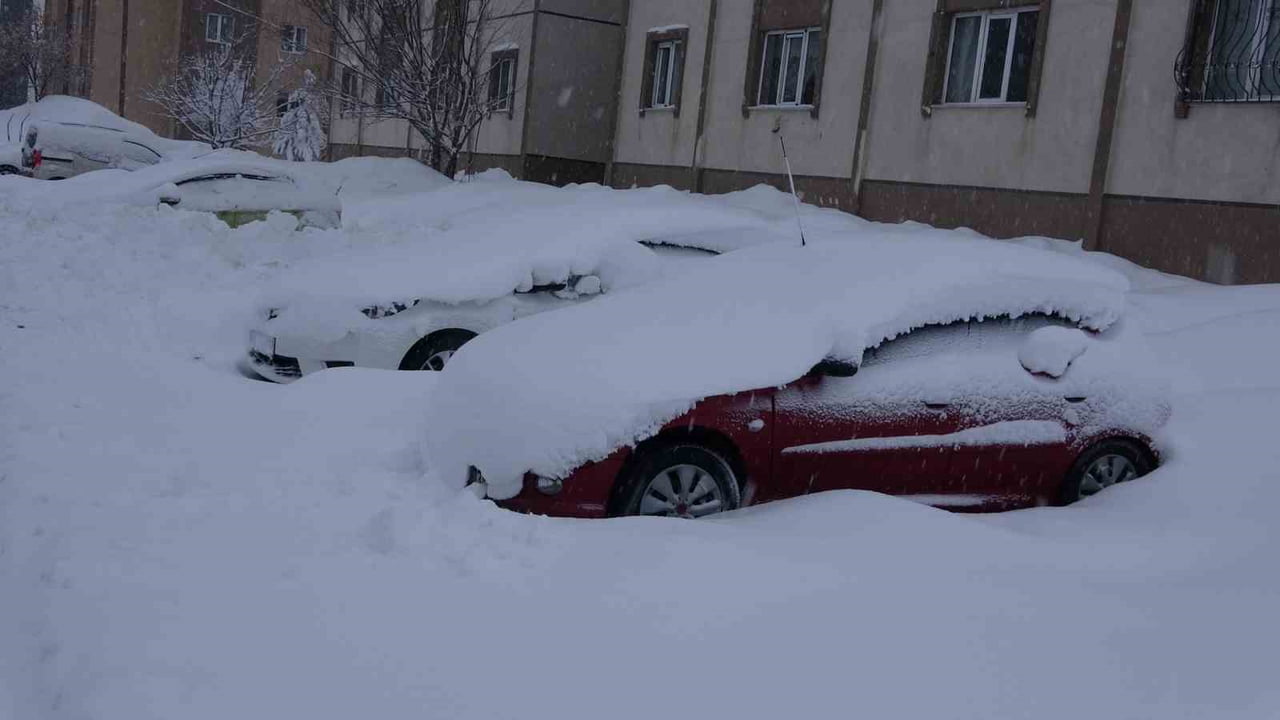 BİTLİS’TE GÜNLERDİR ETKİLİ OLAN KAR YAĞIŞI YAŞAMI OLUMSUZ ETKİLERKEN, VATANDAŞA DA ZOR ANLAR...