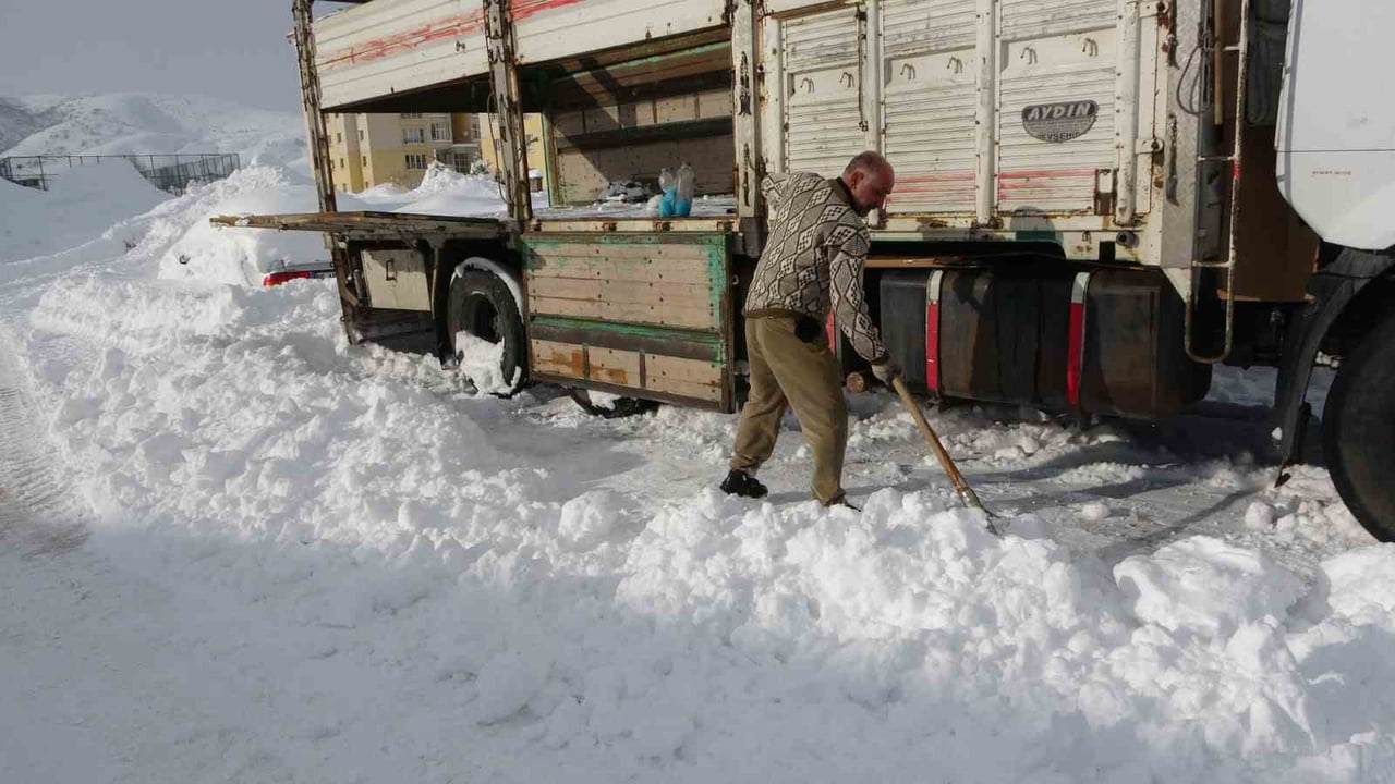 BİTLİS’TE GÜNLERDİR ETKİSİNİ ARTIRARAK SÜRDÜREN KAR YAĞIŞI YAŞAMI OLUMSUZ ETKİLERKEN, ZAMAN ZAMAN...