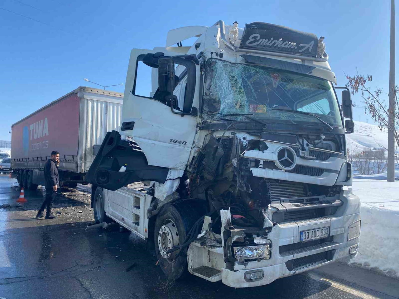 BİTLİS’TE İKİ TIRIN ÇARPIŞMASI SONUCU MADDİ HASARLI KAZA MEYDANA GELDİ.