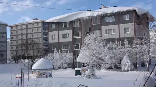 Bitlis’te kar altında kalan araçlar güçlükle bulundu