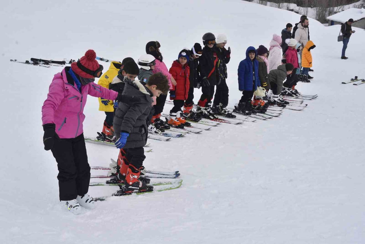 BİTLİS’TE YARIYIL TATİLİNE GİRİLMESİYLE BİRLİKTE KAYAK MERKEZLERİNDE YOĞUNLUK YAŞANIYOR. KAR...