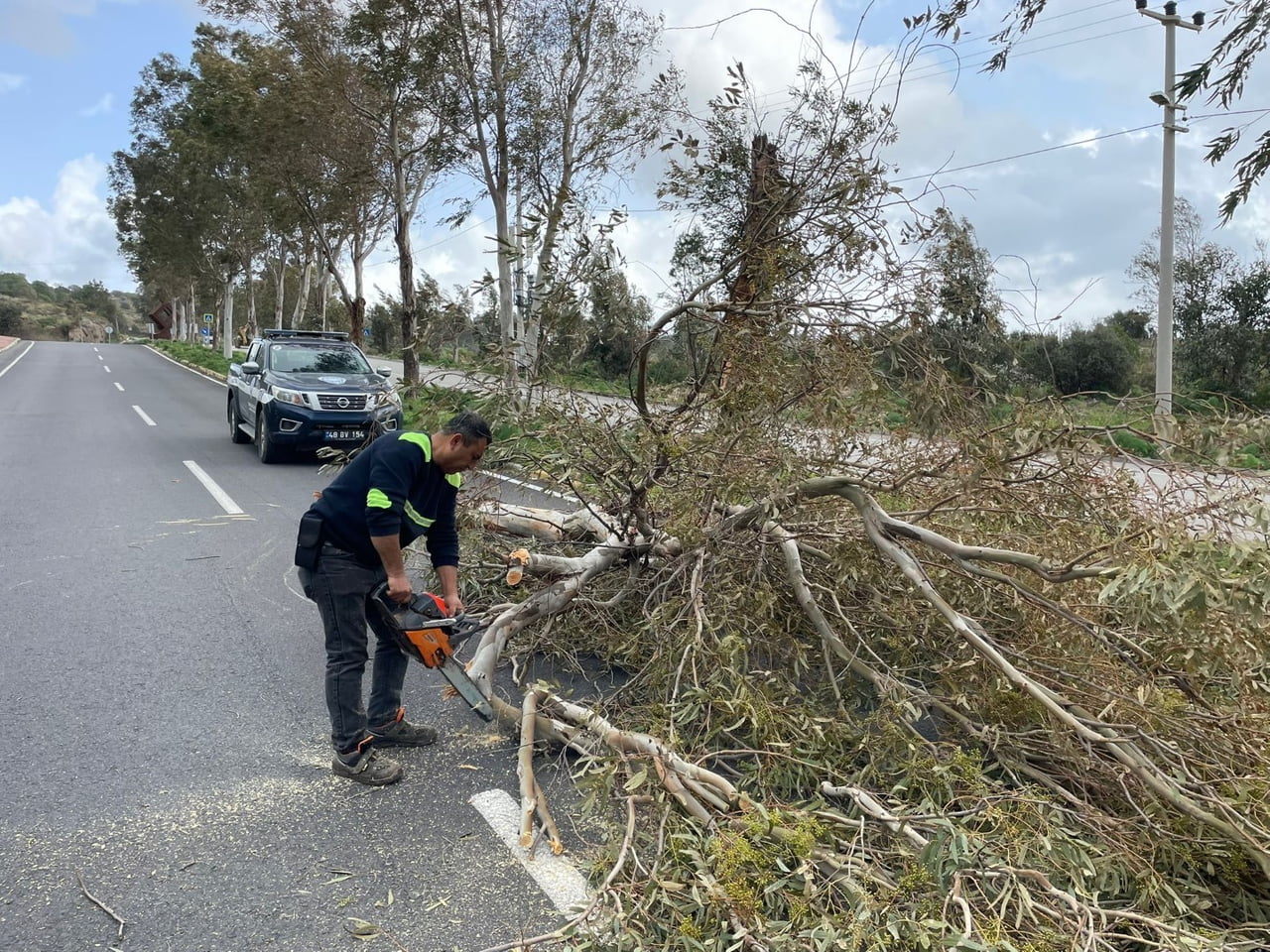 BODRUM’DA ETKİLİ OLAN FIRTINA VE YAĞIŞLI HAVA NEDENİYLE BELEDİYE EKİPLERİ TEYAKKUZA...