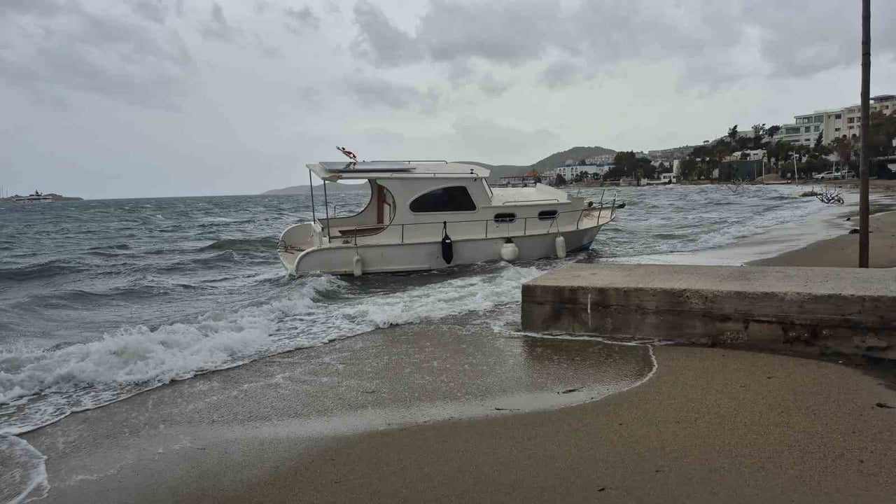 BODRUM’DA TEKNELER KARAYA VURDU, FERİBOT SEFERLERİ YAPILAMADI