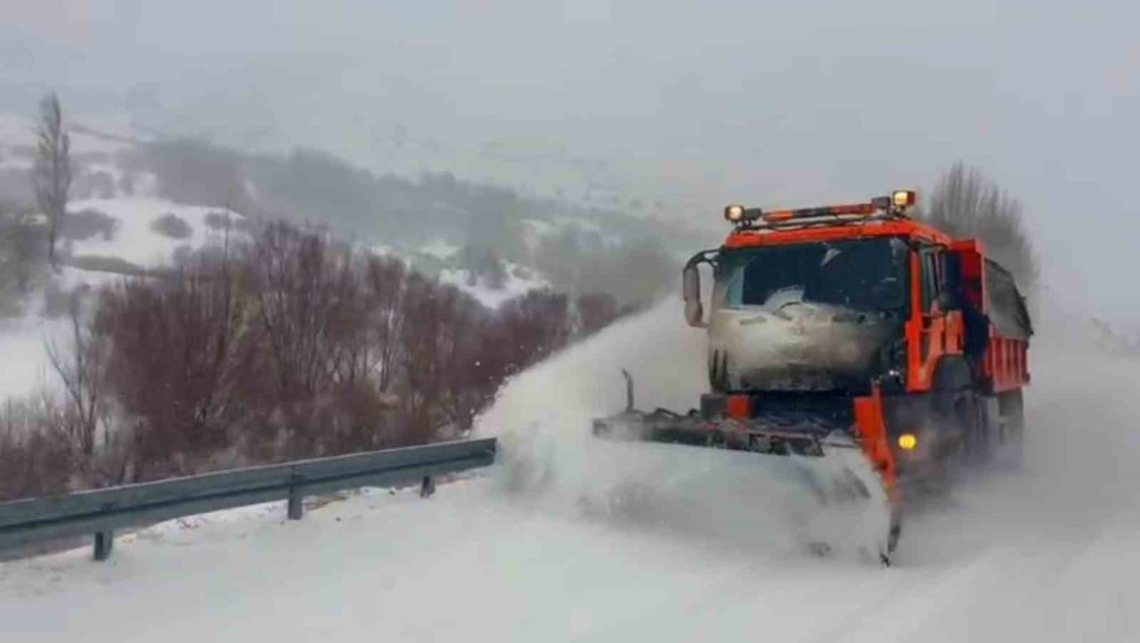 BÖLGEDE ETKİSİNİ SÜRDÜREN YOĞUN KAR YAĞIŞI NEDENİYLE AŞKALE 121. KARAYOLLARI ŞUBE ŞEFLİĞİ...