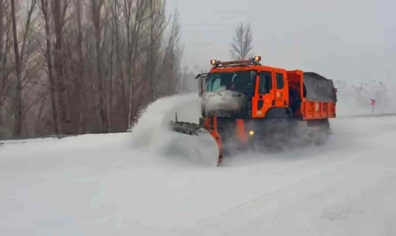 BÖLGEDE ETKİSİNİ SÜRDÜREN YOĞUN KAR YAĞIŞI NEDENİYLE AŞKALE 121. KARAYOLLARI ŞUBE ŞEFLİĞİ...