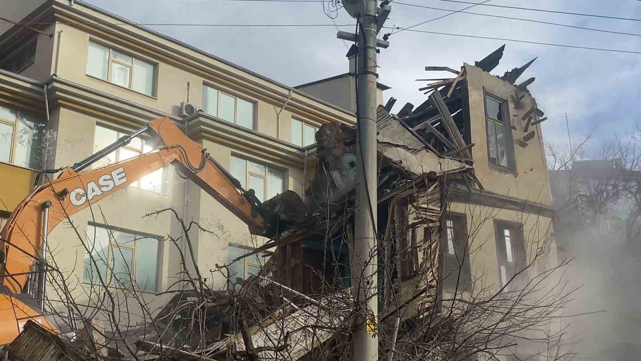 BOLU'DA KISMİ ÇÖKME YAŞANAN METRUK BİNANIN KONTROLLÜ YIKIMI SIRASINDA ZABITA PERSONELİNİN TÜRK...