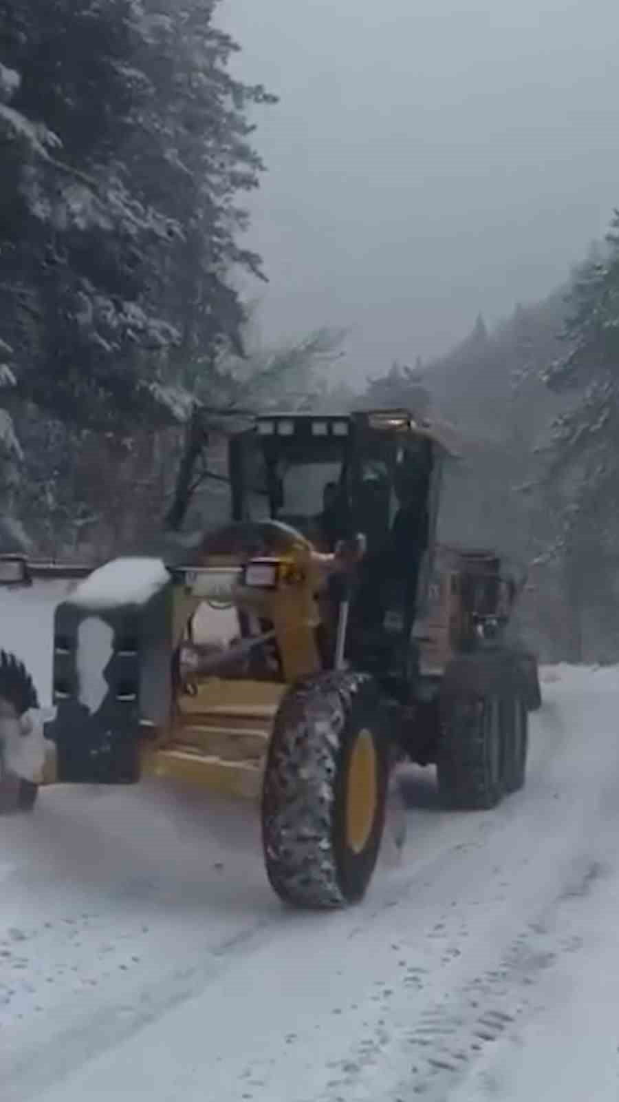 BOLU'NUN MENGEN İLÇESİNDE ETKİLİ OLAN KAR YAĞIŞI SONRASI KÖY YOLLARINDA ULAŞIMIN AKSAMAMASI İÇİN...