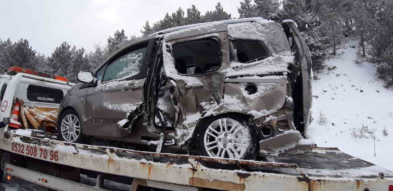 BOLU'NUN MUDURNU İLÇESİNDE KAMYON İLE HAFİF TİCARİ ARACIN ÇARPIŞMASI SONUCU MEYDANA GELEN KAZADA 2...