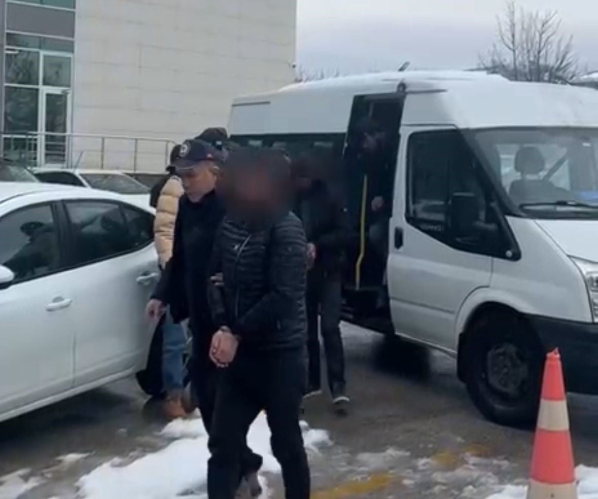 BOLU’DA AFGANİSTAN UYRUKLU 13 KAÇAK GÖÇMEN YAKALANDI. GÖÇMEN KAÇAKÇILIĞI YAPTIKLARI İDDİASIYLA...