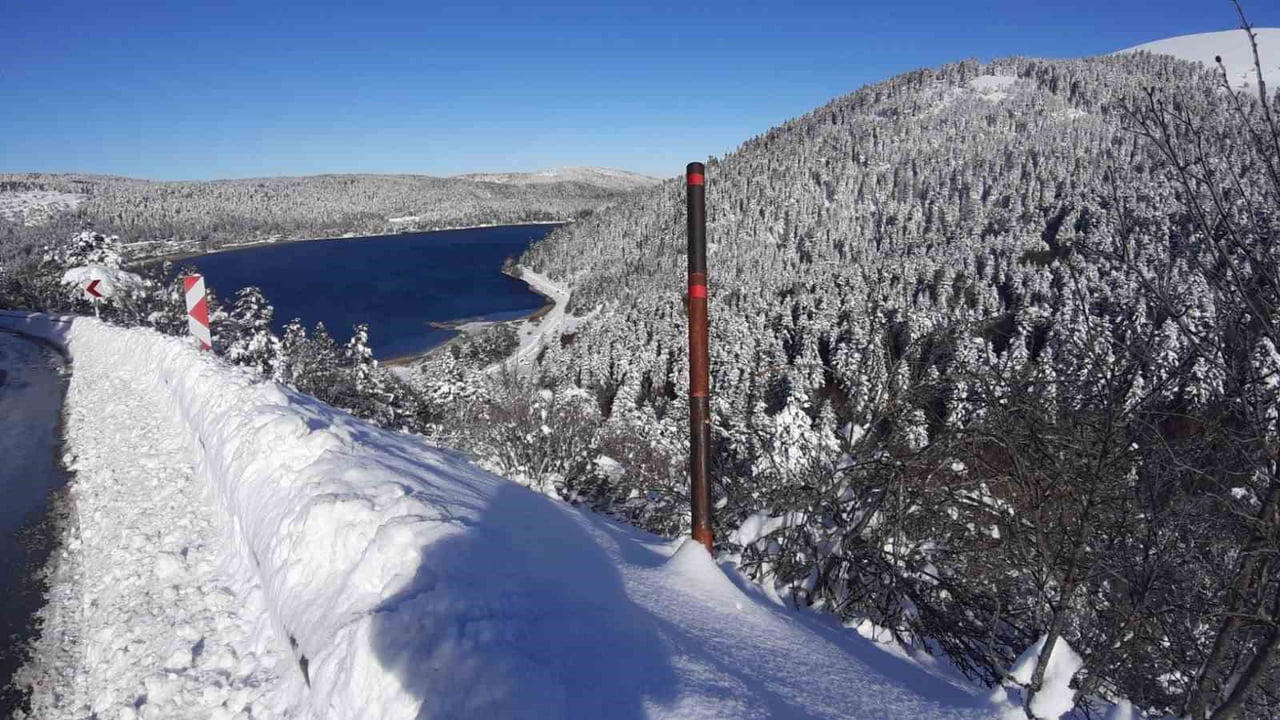 BOLU’DA GÜNLERDİR ARALIKSIZ SÜREN KAR YAĞIŞIYLA BEYAZA BÜRÜNEN ABANT GÖLÜ, KARTPOSTALLIK...