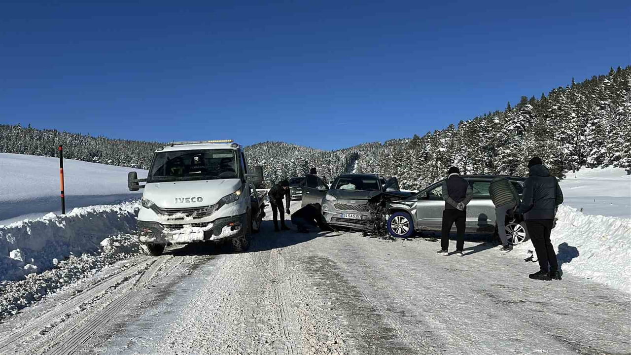 BOLU’DA KARTALKAYA KAYAK MERKEZİ YOLUNDA, KAR YAĞIŞI VE BUZLANMA NEDENİYLE KAYGANLAŞAN YOLDA İKİ...