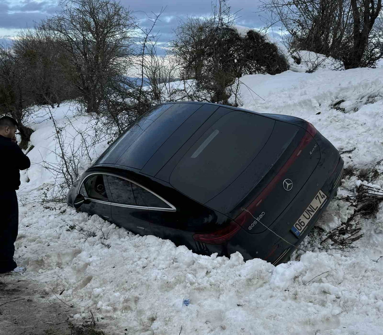 BOLU’DA KARTALKAYA YOLUNDA KONTROLDEN ÇIKAN LÜKS OTOMOBİL, KONTROLDEN ÇIKARAK YOL KENARINDAKİ KAR...
