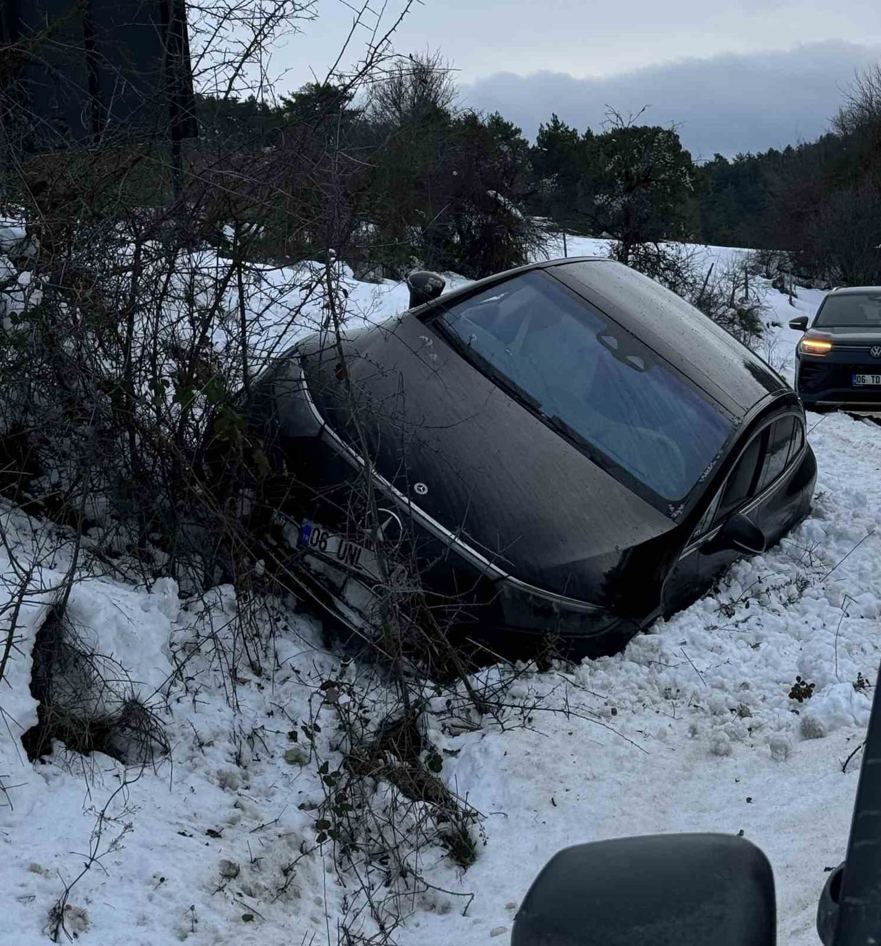 BOLU’DA KARTALKAYA YOLUNDA KONTROLDEN ÇIKAN LÜKS OTOMOBİL, KONTROLDEN ÇIKARAK YOL KENARINDAKİ KAR...