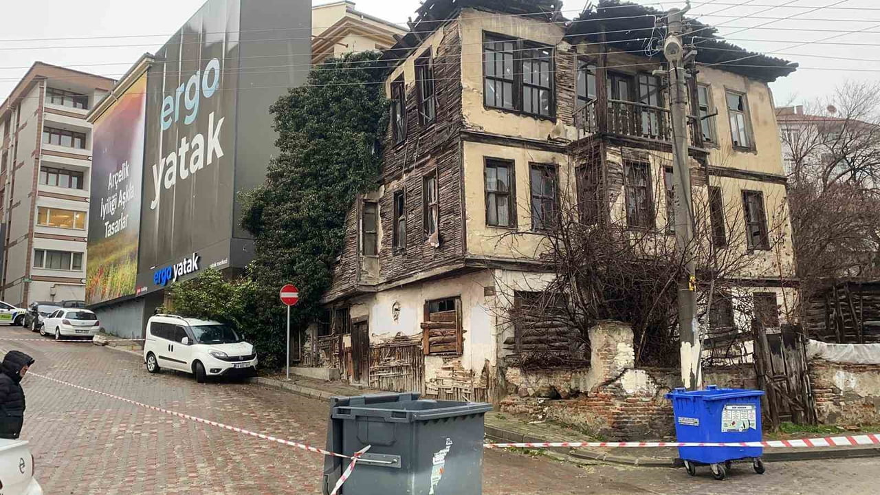 BOLU’DA METRUK HALDE BULUNAN 2 KATLI BİNA ÇÖKTÜ. NAMAZ KILMAK İÇİN ARACINI EVİN YAKININA ÇEKEN BİR...