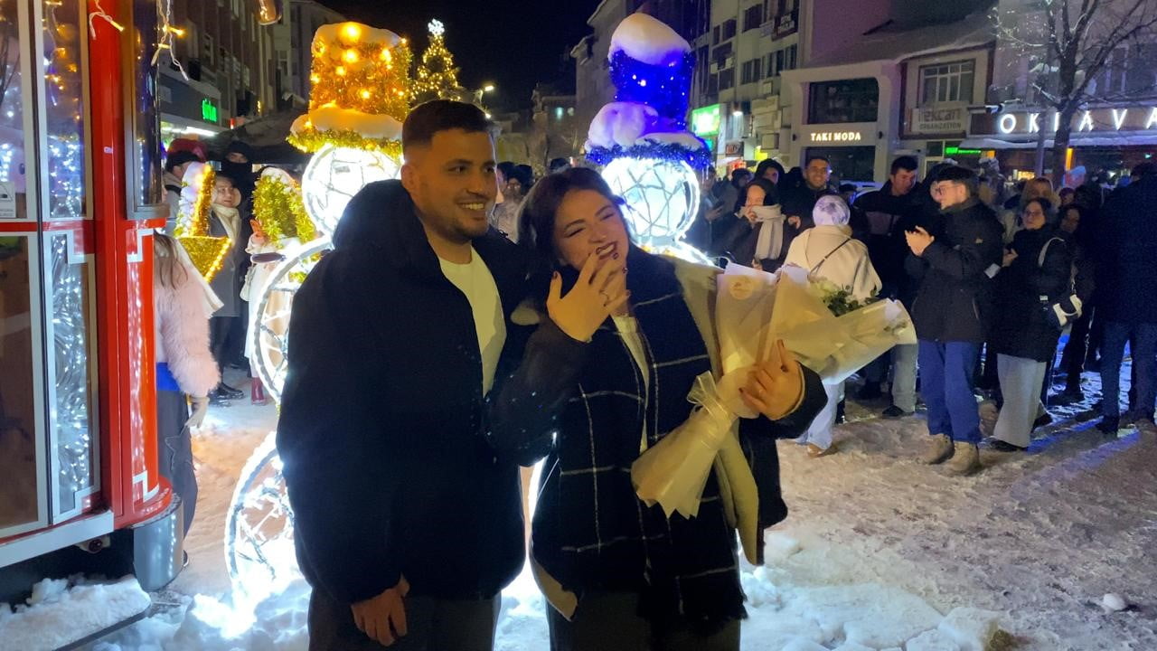 BOLU’DA VATANDAŞLAR 2026 YILINA COŞKUYLA GİRDİ. KENTİN EN İŞLEK NOKTASI OLAN İZZET BAYSAL...