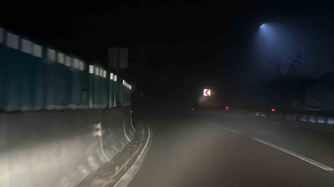 BOLU DAĞI GEÇİŞİNDE ETKİLİ OLAN YOĞUN SİS VE SAĞANAK YAĞIŞ, SÜRÜCÜLERE ZOR ANLAR YAŞATIRKEN, KAR...