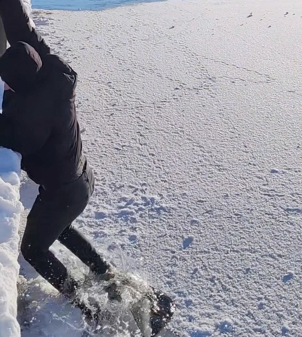 BOLU’NUN DOĞA HARİKASI ABANT GÖLÜ MİLLİ PARKI’NDA DONMUŞ GÖLÜN ÜZERİNE ÇIKAN BİR GENÇ, YÜREKLERİ...