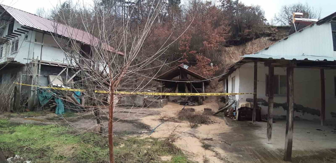 BOLU’NUN MUDURNU İLÇESİNDE YAĞMUR VE KAR SULARININ ETKİSİYLE MEYDANA GELEN HEYELANDA 3 EV TEDBİR...
