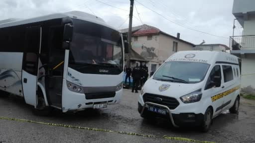 Boşanma aşamasındaki karısını sokak ortasında öldürdü