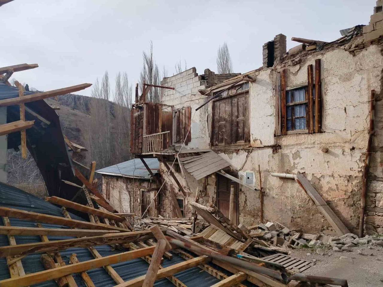 BOZKIR İLÇESİNDE ŞİDDETLİ RÜZGAR BAZI MAHALLELERDEKİ EVLERİN ÇATISINI UÇURDU.