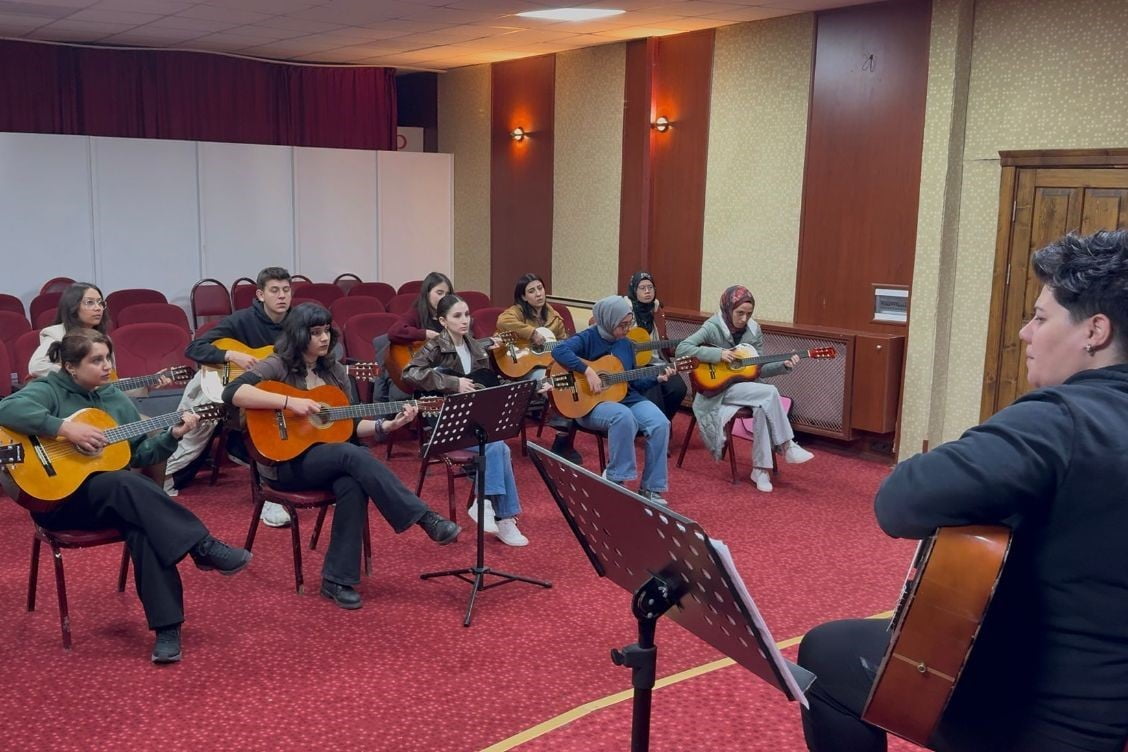 BŞEÜ’DE GİTAR VE BAĞLAMA KURSLARI DEVAM EDİYOR