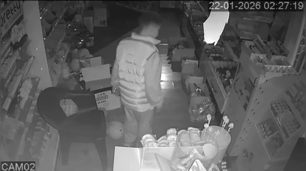 BÜFEYE GİREN ÇOCUK TOP ALDI ŞİŞİRDİ, BÜFE SAHİBİ ŞİKAYETÇİ OLMADI