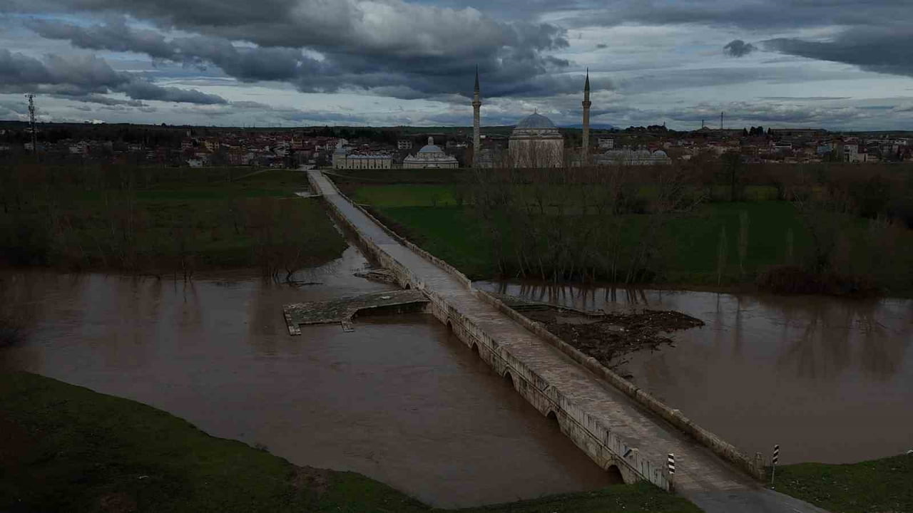 BULGARİSTAN'DA ETKİLİ OLAN YAĞIŞLARIN ARDINDAN TUNCA NEHRİ'NİN DEBİSİ KISA SÜREDE YAKLAŞIK 6 KAT...