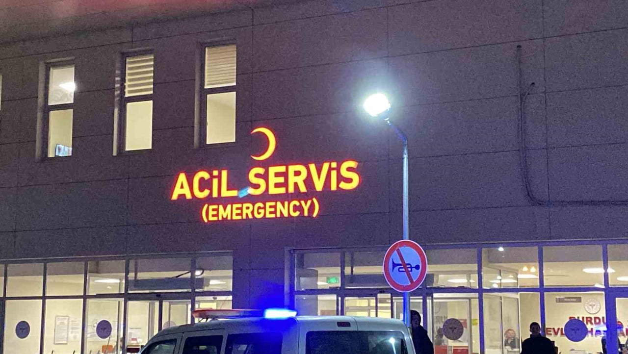 BURDUR'DA 2 GENCİN KAVGASINDA BİRİ BIÇAKLANARAK DİĞERİ İSE DARP EDİLEREK YARALANDI.